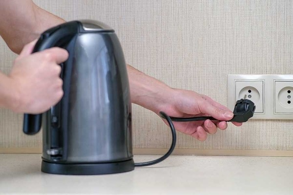 Để dùng bình siêu tốc vừa tiết kiệm điện vừa kéo dài tuổi thọ, thì chỉ đổ lượng nước vừa đủ, rút phích cắm ngay sau khi đun.
