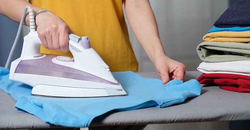 Tránh tuyệt đối việc là (ủi)quần áo khi còn ướt