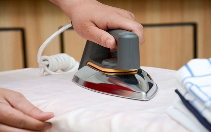 Tập trung ủi nhiều đồ cùng một lúc để giúp tiết kiệm điện