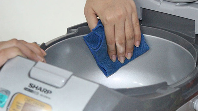 Không vệ sinh mâm nhiệt và đáy nồi thường xuyên