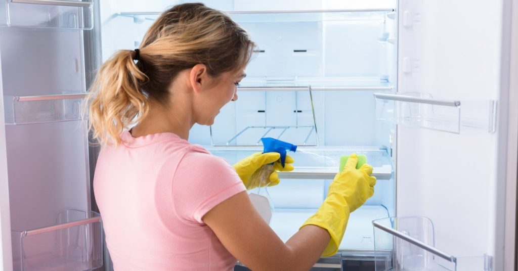 Vệ sinh tủ lạnh định kỳ