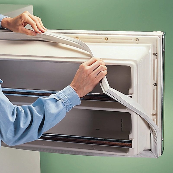 Vệ sinh và loại bỏ nấm mốc bám ở kẽ cửa