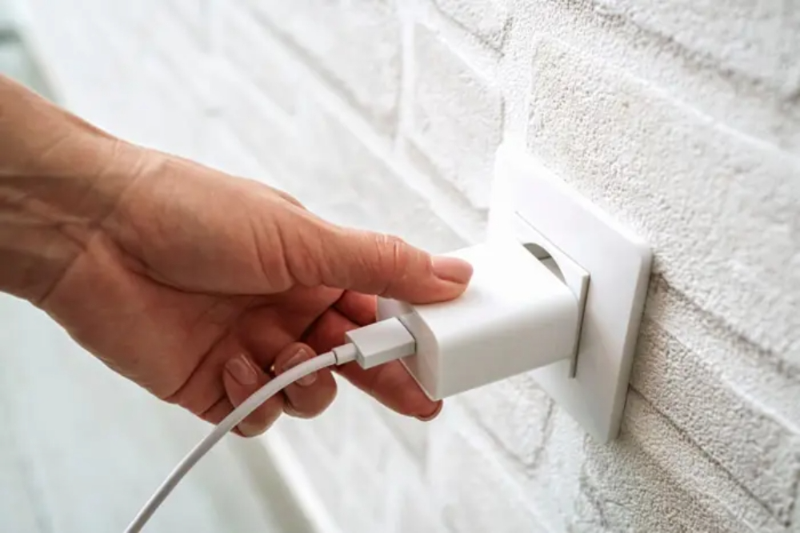 Cục sạc điện thoại cắm liên tục tốn bao nhiêu điện?