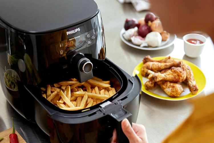 Hạn chế mở khay chiên liên tục và tận dụng nhiệt dư