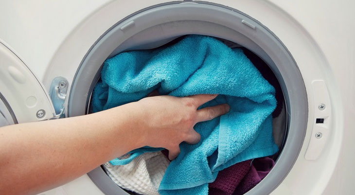 Gom đủ lượng quần áo cho mỗi lần giặt